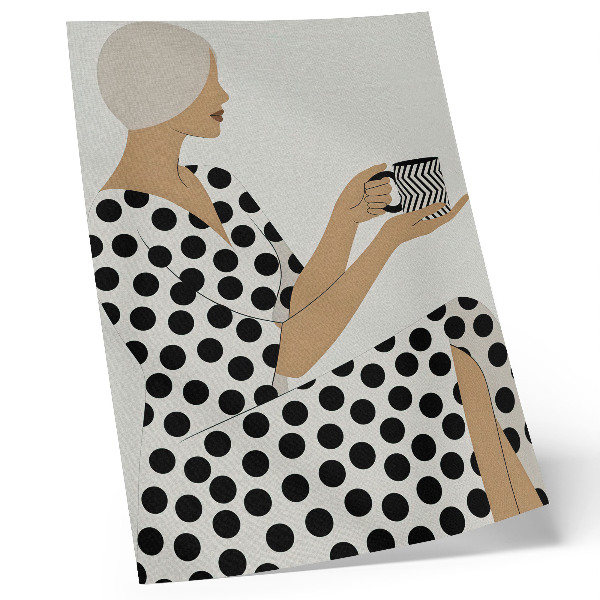 Impression sur toile Une femme en robe couleur pois tenant une tasse à motifs géométriques