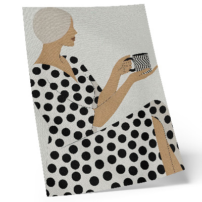 Impression sur toile Une femme en robe couleur pois tenant une tasse à motifs géométriques