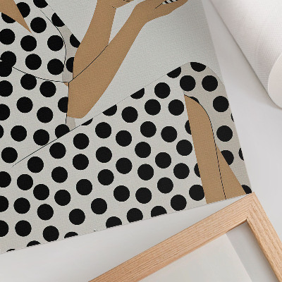 Impression sur toile Une femme en robe couleur pois tenant une tasse à motifs géométriques