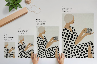 Impression sur toile Une femme en robe couleur pois tenant une tasse à motifs géométriques