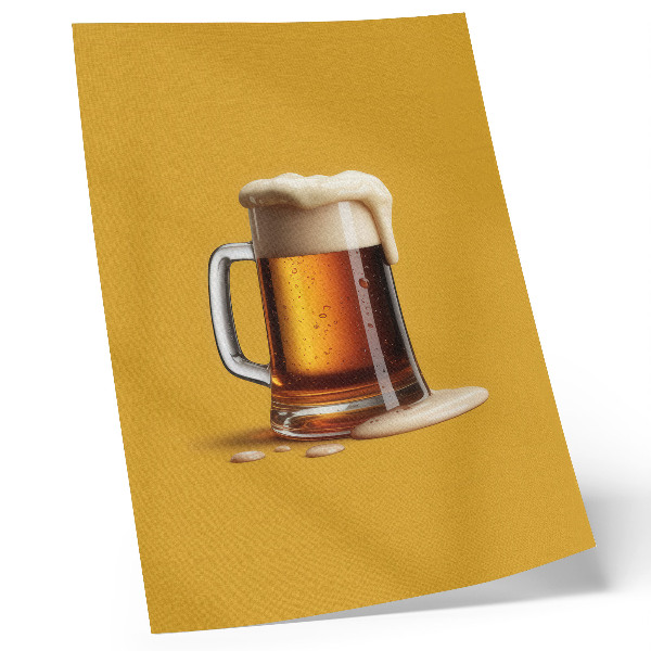 Décoration murale Une tasse de boisson ambrée, fond jaune, mousse onctueuse