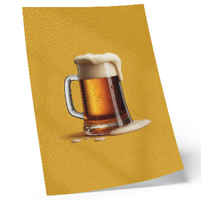 Décoration murale Une tasse de boisson ambrée, fond jaune, mousse onctueuse