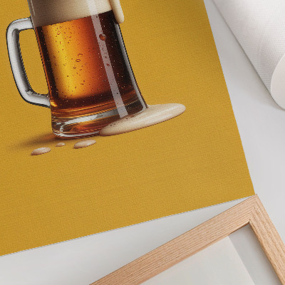 Décoration murale Une tasse de boisson ambrée, fond jaune, mousse onctueuse