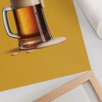 Décoration murale une tasse de boisson ambrée sur fond jaune avec une mousse onctueuse
