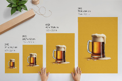 Décoration murale Une tasse de boisson ambrée, fond jaune, mousse onctueuse
