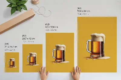 Décoration murale une tasse de boisson ambrée sur fond jaune avec une mousse onctueuse