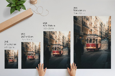 Impression sur toile Un tramway au milieu de l'architecture historique de la ville