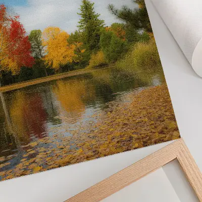 Impression sur toile représentant des arbres colorés au bord du lac dans une ambiance automnale