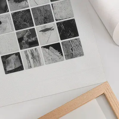 Décoration murale représentant des motifs géométriques noirs et blancs sous une forme artistique