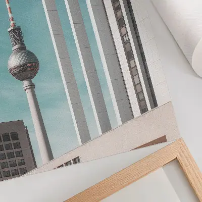 Impression sur toile représentant une tour minimaliste avec des bâtiments modernes sous un ciel bleu