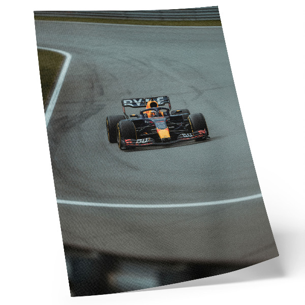 Affiche décorative Une voiture de course sur la piste, pleine de dynamisme