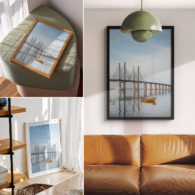 Affiche décorative Un pont se détachant sur le ciel et l'eau, avec un bateau jaune.