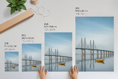Affiche décorative Un pont se détachant sur le ciel et l'eau, avec un bateau jaune.