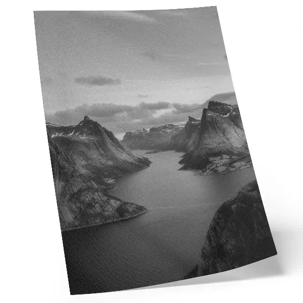 Décoration murale montagnes grises majestueuses surplombant un lac calme