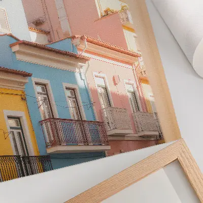 Impression sur toile maisons aux teintes pastel avec des balcons étroits aux détails subtils
