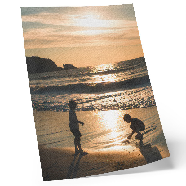 Affiche décorative Des enfants sur la plage au coucher du soleil