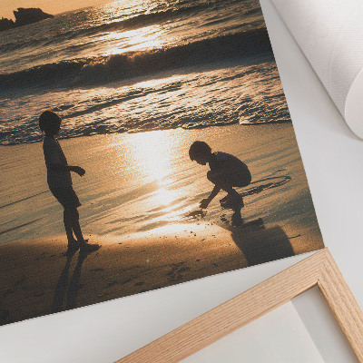 Affiche décorative Des enfants sur la plage au coucher du soleil