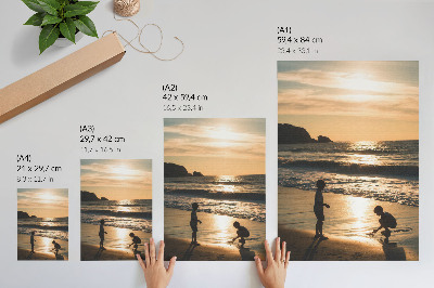 Affiche décorative Des enfants sur la plage au coucher du soleil