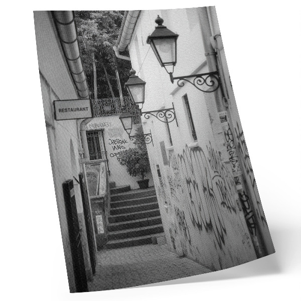 Décoration murale Rue en noir et blanc avec des graffitis et des lampadaires