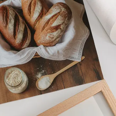 Balance à pain avec surface en bois et affiche décorative