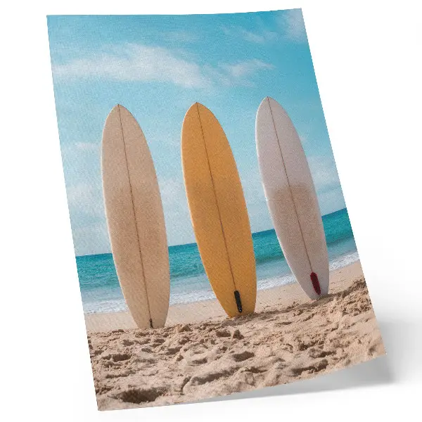 Décoration murale représentant des planches de surf sur la plage sous un ciel bleu
