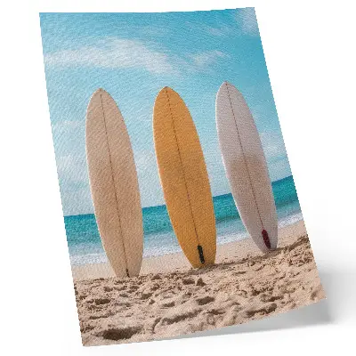 Décoration murale représentant des planches de surf sur la plage sous un ciel bleu