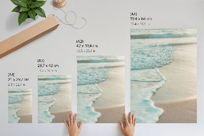 Affiche décorative Des vagues qui caressent doucement le sable, une atmosphère calme
