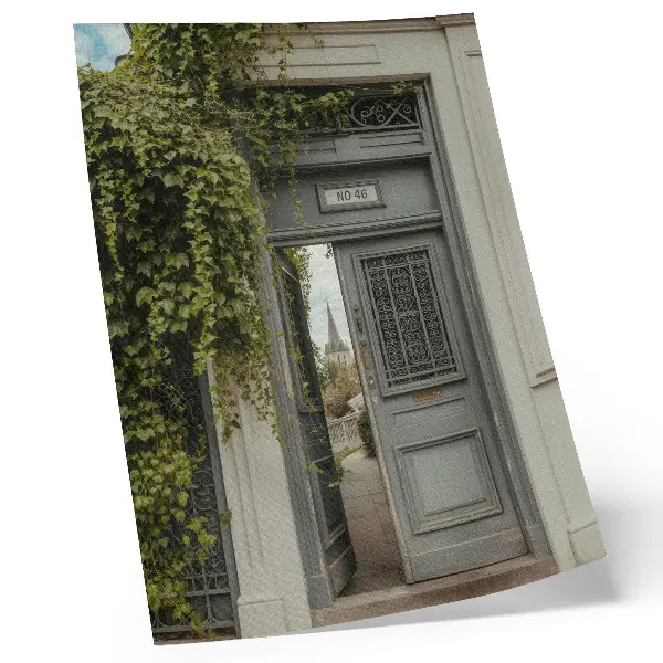Impression sur toile représentant une porte ancienne recouverte de lierre sur un chemin mystérieux