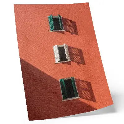 Affiche décorative mur orange avec trois fenêtres et stores verts