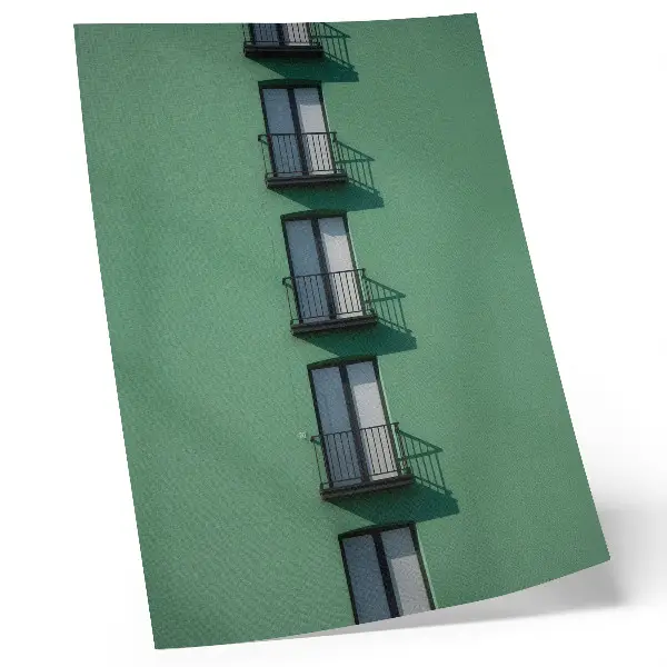 Décoration murale façade verte moderne avec fenêtres, balcons et ombres