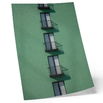 Décoration murale façade verte moderne avec fenêtres, balcons et ombres