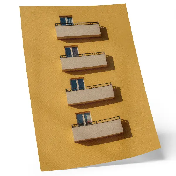 Impression sur toile façade jaune à quatre balcons au style minimaliste