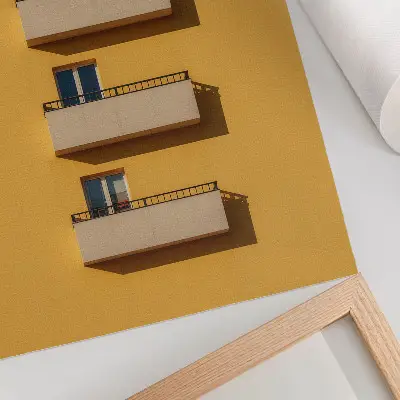 Impression sur toile façade jaune à quatre balcons au style minimaliste