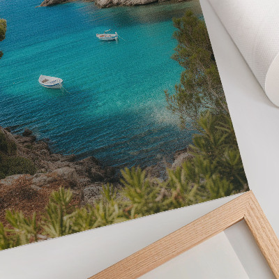 Impression sur toile Une baie avec des bateaux et une maison dans un paysage pittoresque