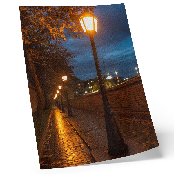 Impression sur toile Les lampadaires des ruelles nocturnes diffusent une douce lueur, créant une atmosphère paisible.