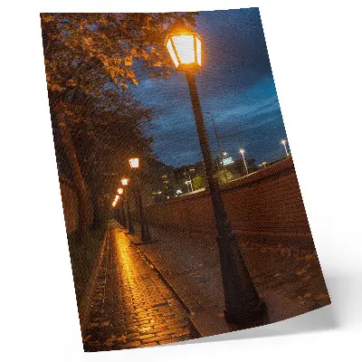 Impression sur toile les lampadaires des ruelles nocturnes diffusant une douce lueur pour une atmosphère paisible