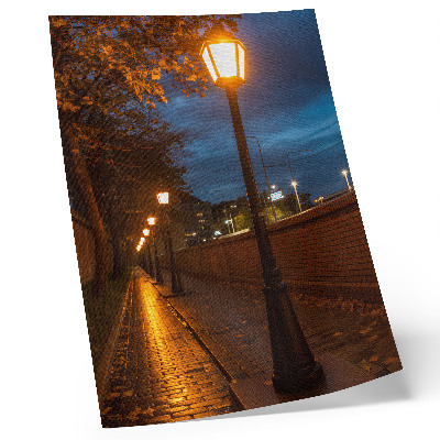 Impression sur toile Les lampadaires des ruelles nocturnes diffusent une douce lueur, créant une atmosphère paisible.