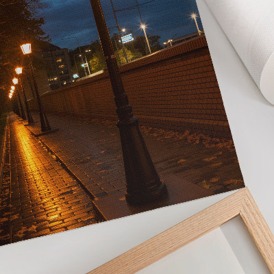 Impression sur toile Les lampadaires des ruelles nocturnes diffusent une douce lueur, créant une atmosphère paisible.