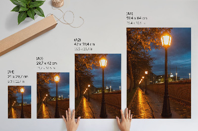 Impression sur toile Les lampadaires des ruelles nocturnes diffusent une douce lueur, créant une atmosphère paisible.