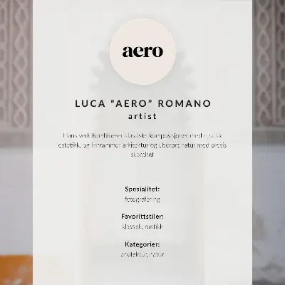 Affiche décorative représentant une porte bleue avec des éléments architecturaux blancs