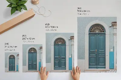 Affiche décorative représentant une porte bleue avec des éléments architecturaux blancs