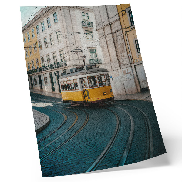 Affiche décorative Un tramway jaune dans un virage d'une rue de la ville