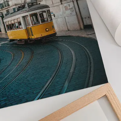 Affiche décorative tramway jaune dans un virage en ville