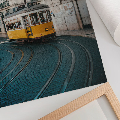 Affiche décorative Un tramway jaune dans un virage d'une rue de la ville