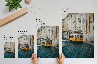 Affiche décorative tramway jaune dans un virage en ville