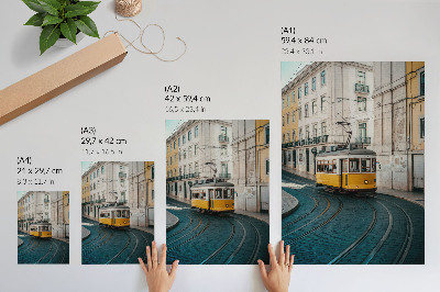 Affiche décorative Un tramway jaune dans un virage d'une rue de la ville