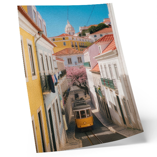 Affiche décorative Une rue avec un tramway, des immeubles aux couleurs pastel, des fleurs