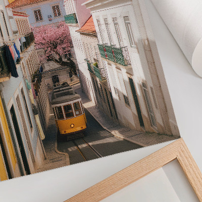 Affiche décorative Une rue avec un tramway, des immeubles aux couleurs pastel, des fleurs