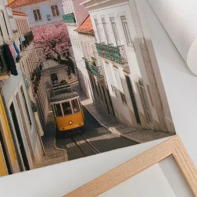 Affiche décorative une rue avec un tramway, des immeubles aux couleurs pastel et des fleurs