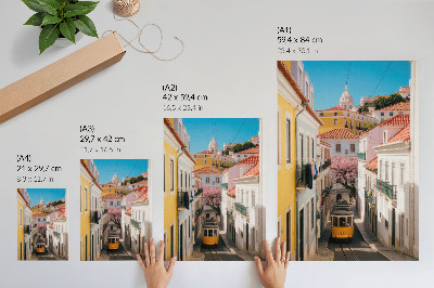 Affiche décorative Une rue avec un tramway, des immeubles aux couleurs pastel, des fleurs